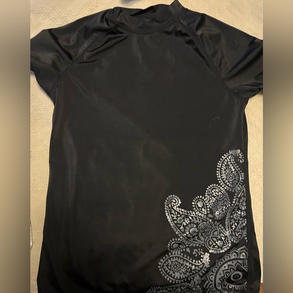 Black Short-Sleeve Rash Guard Top with Paisley Print
